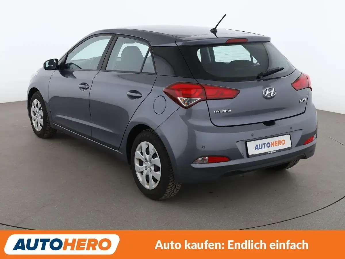 Gebraucht Hyundai i20 Trend 84 PS (61 kW) 2018 Grau Kleinwagen