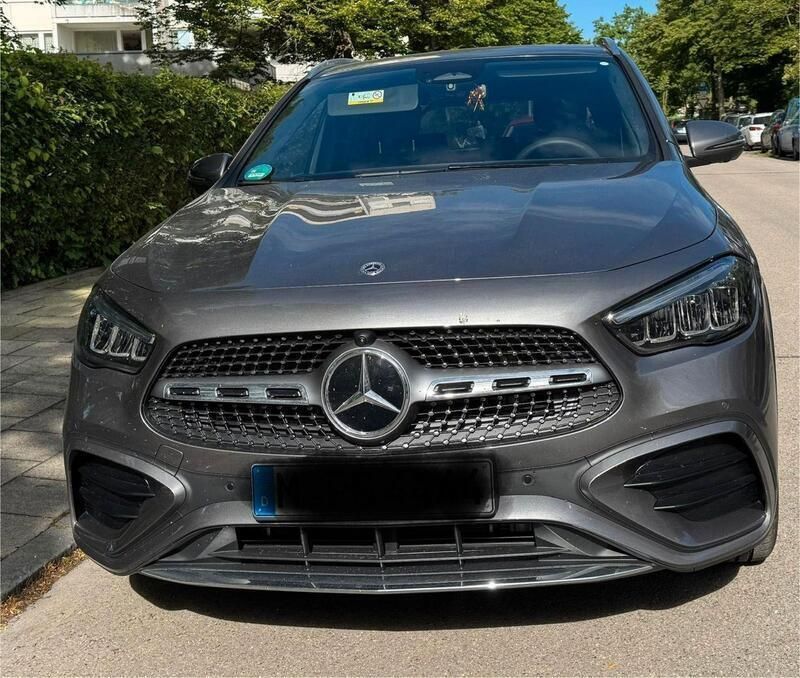 Grau Gebraucht 2024 Mercedes GLA200 AMG line SUV | 43.100 € (Etwas zu teuer) - Bild 1/4