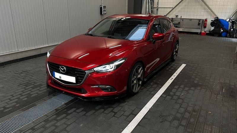 Rot Gebraucht 2018 Mazda 3 Sports-Line Limousine | 11.200 € (Guter Preis) - Bild 1/4