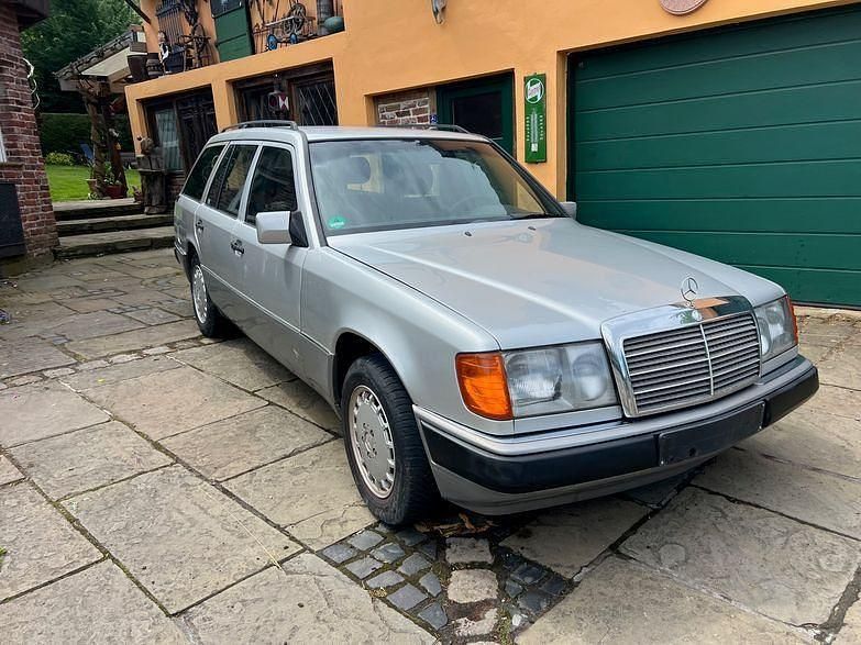 Second-hand Mercedes E250 113 CP (83 kW) 1992 Argintiu Break