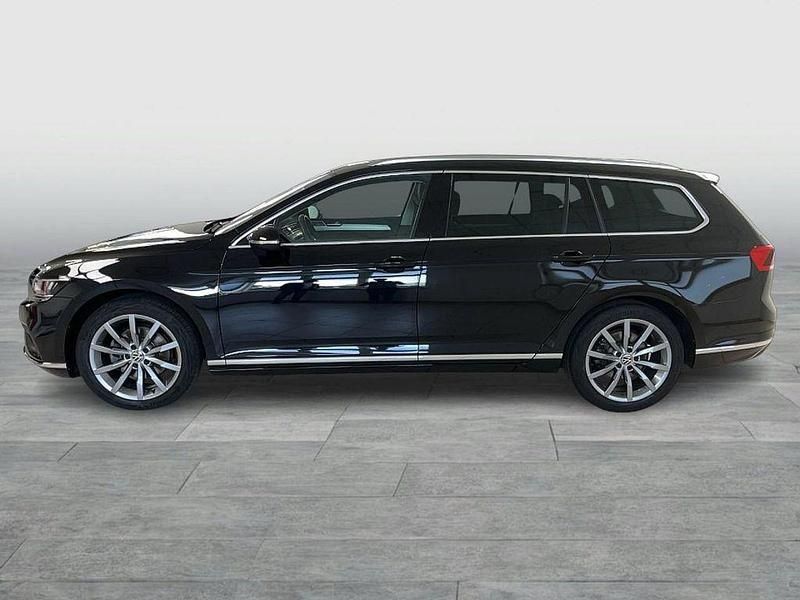 Gebraucht VW Passat Elegance 150 PS (110 kW) 2022 Deep black perleffekt Kombi