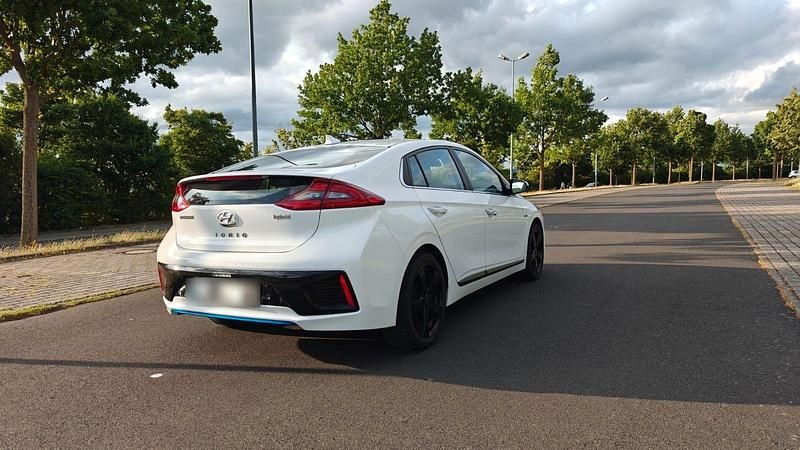 Gebraucht Hyundai Ioniq Premium 141 PS (103 kW) 2016 Weiß Kleinwagen