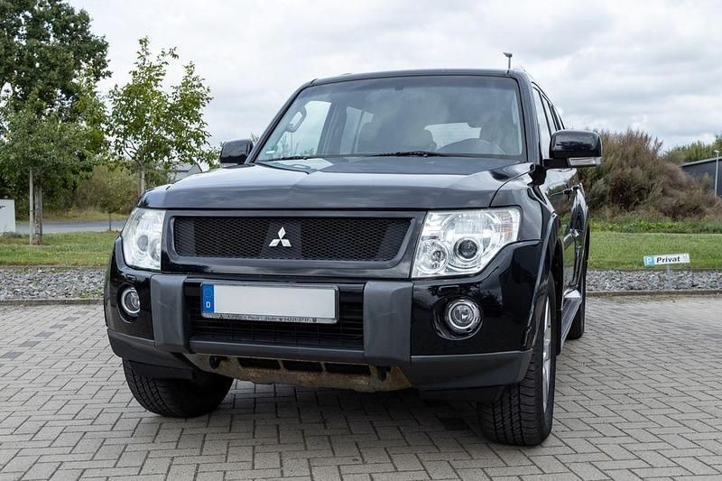 Schwarz Gebraucht 2007 Mitsubishi Pajero Intense SUV | 14.900 € (Fairer Preis) - Bild 1/4