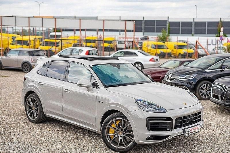 Grau Gebraucht 2021 Porsche Cayenne Turbo S SUV | 98.888 € (Guter Preis) - Bild 1/4