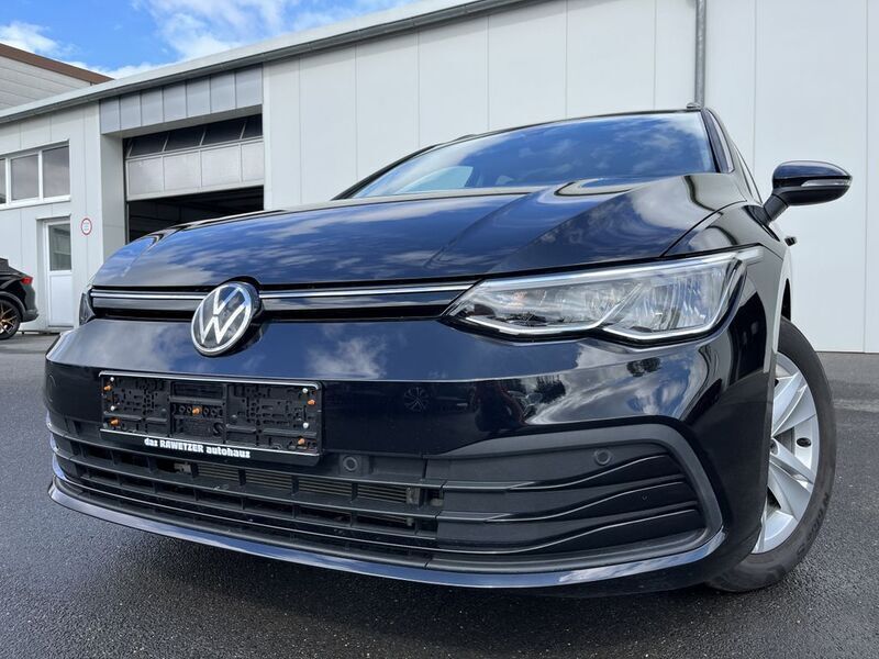 Deep black (metallic) Gebraucht 2020 VW Golf VIII Life Kombi | 21.180 € (Fairer Preis) - Bild 1/4