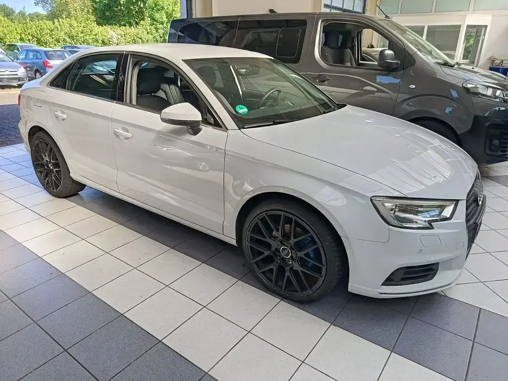 Gebraucht Audi A3 Basis 116 PS (85 kW) 2018 Weiß Limousine