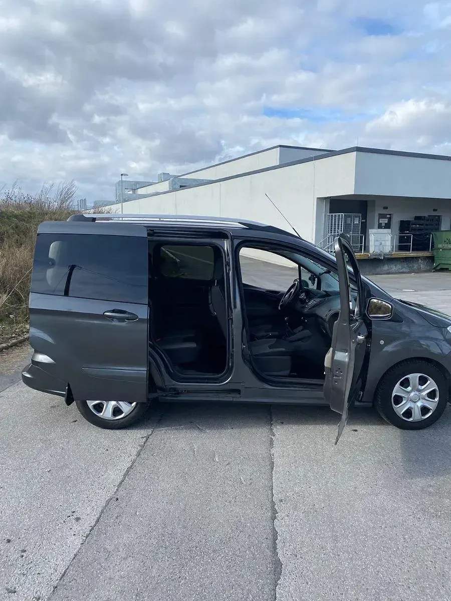Gebraucht Ford Tourneo Courier Titanium 101 PS (74 kW) 2017 Grau Van / Kleinbus