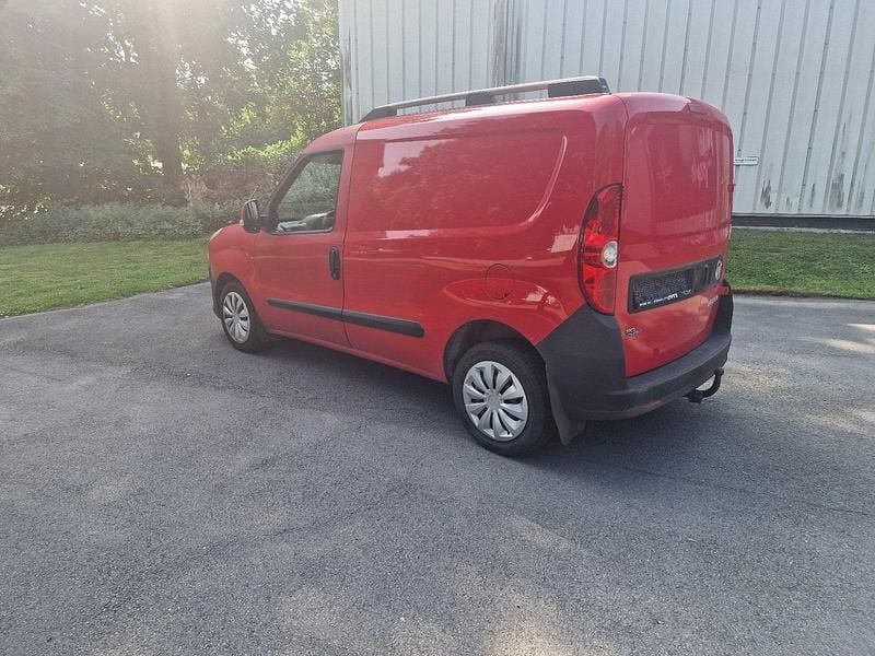 Rot Gebraucht 2012 Fiat Doblò Van / Kleinbus | 5.000 € (Fairer Preis) - Bild 1/4