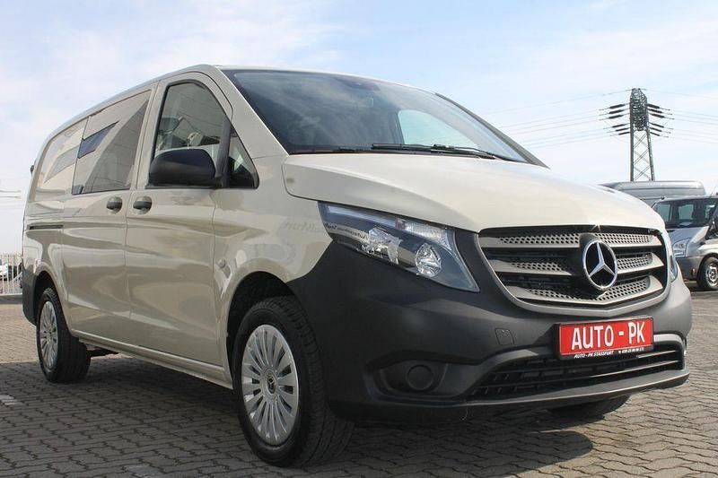 Grau Gebraucht 2024 Mercedes Vito Van / Kleinbus | 31.900 € - Bild 1/4