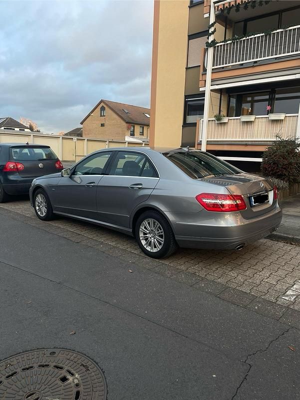 Grau Gebraucht 2012 Mercedes E300 Limousine | 11.600 € - Bild 1/3