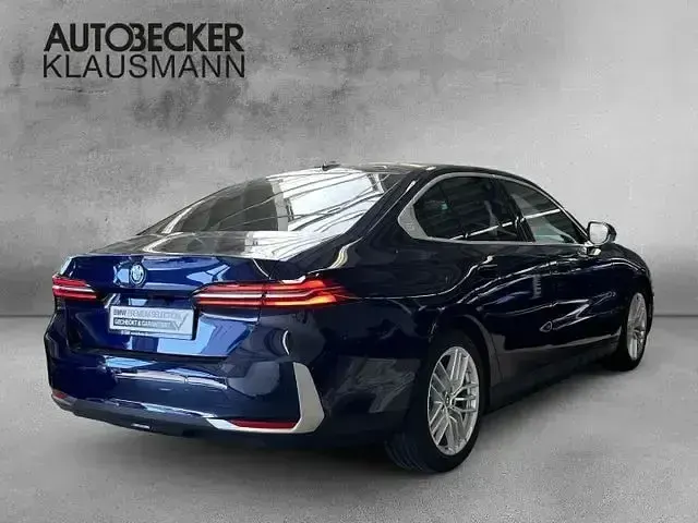 Gebraucht BMW 550e Comfort Edition 490 PS (360 kW) 2025 Blau Limousine