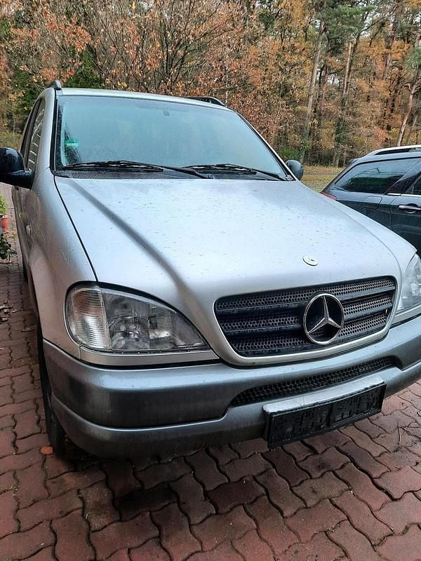 Silber Gebraucht 1998 Mercedes ML230 SUV | 2.500 € - Bild 1/4