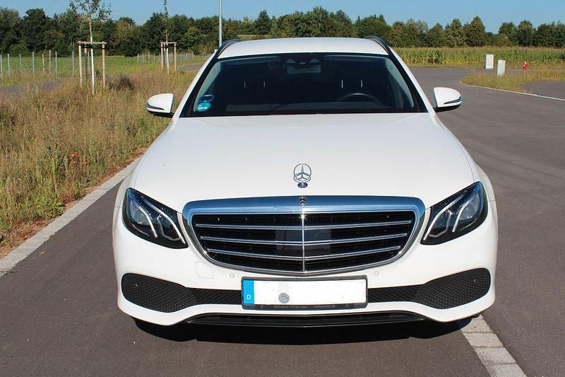 Weiß Gebraucht 2019 Mercedes E300 Kombi | 24.590 € (Guter Preis) - Bild 1/4