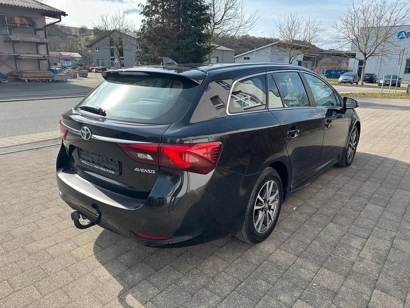 Gebraucht Toyota Avensis Comfort 111 PS (81 kW) 2015 Schwarz Kombi