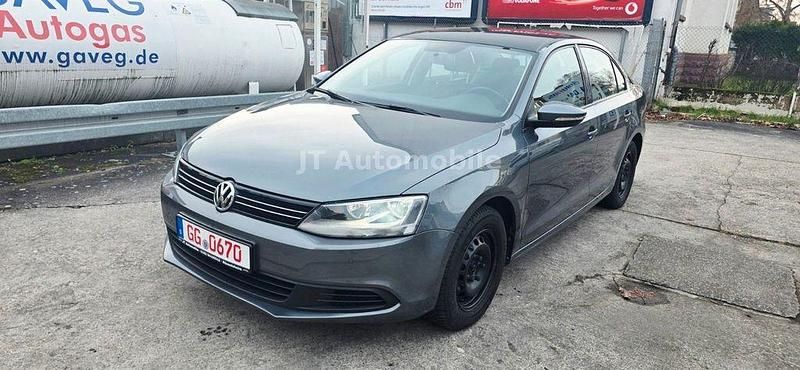 Grau Gebraucht 2011 VW Jetta Comfortline Limousine | 10.999 € - Bild 1/4