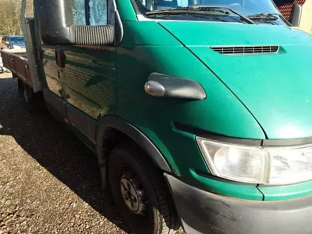 Second-hand Iveco 35.12 120 CP (88 kW) 2005 Verde Van