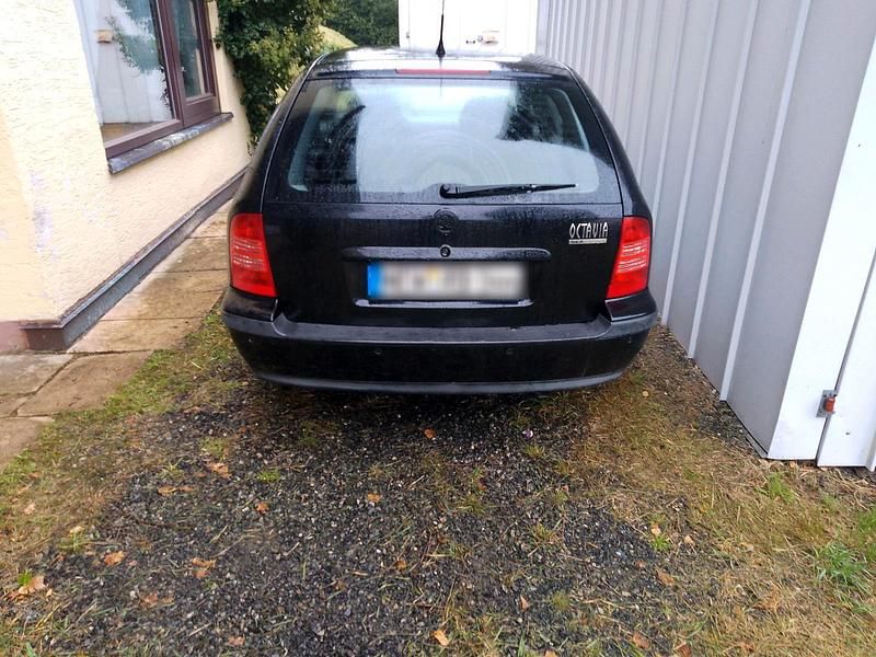 Schwarz Gebraucht 2000 Skoda Octavia Kombi | 1.300 € (Fairer Preis) - Bild 1/4