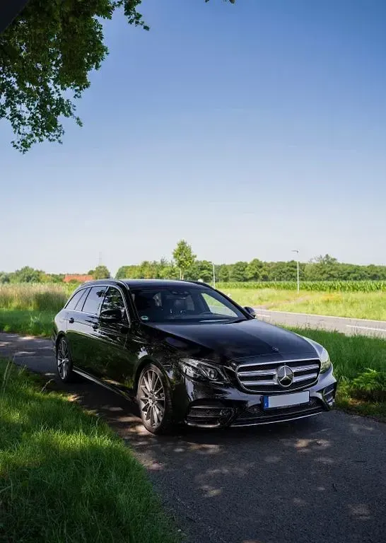 Gebraucht Mercedes E220 AMG line 194 PS (142 kW) 2016 Schwarz Limousine