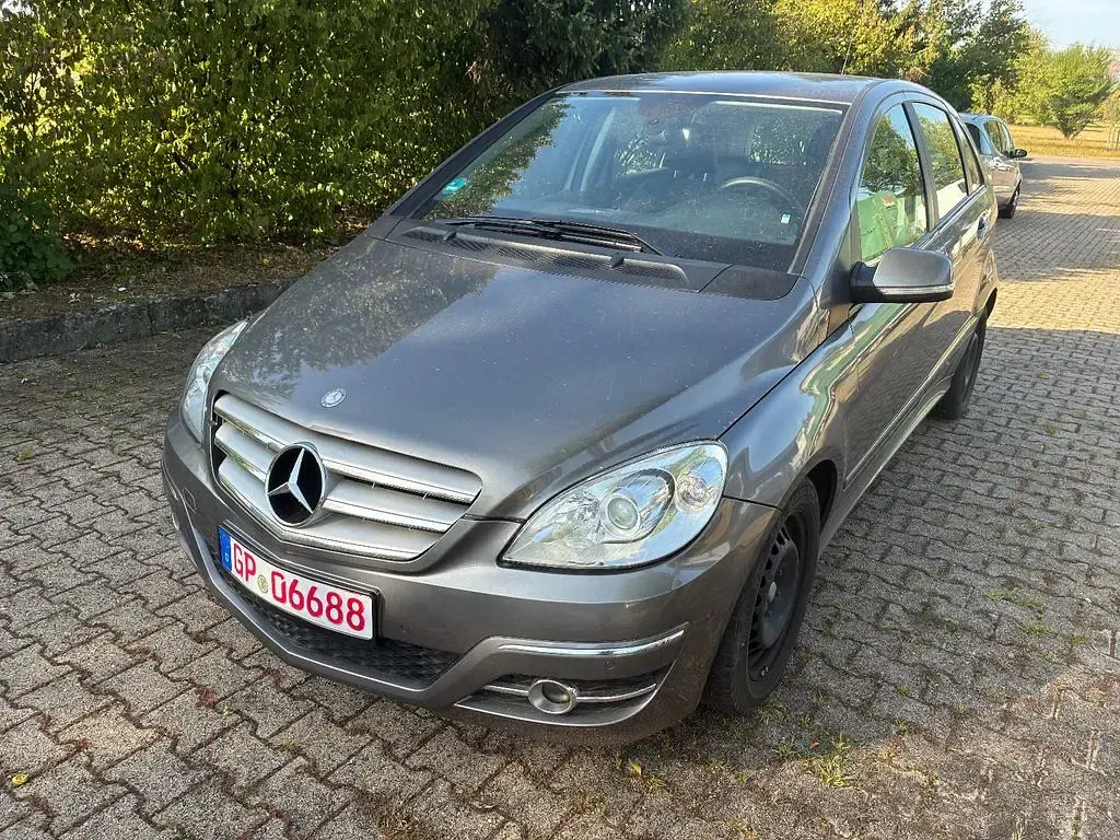Gebraucht Mercedes B180 Sport 109 PS (80 kW) 2011 Grau Kleinwagen
