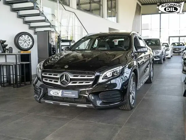 Gebraucht Mercedes GLA200 AMG line 156 PS (114 kW) 2019 Schwarz (kosmosschwarz  metalliclack) SUV