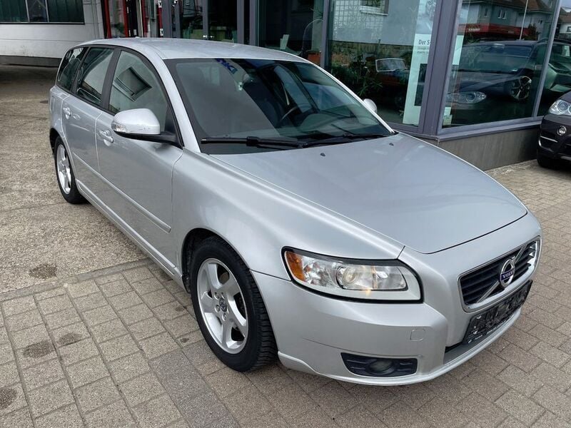 Silber Gebraucht 2011 Volvo V50 Momentum Kombi | 3.990 € (Guter Preis) - Bild 1/4