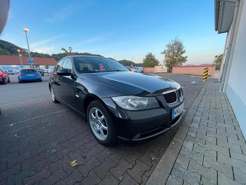 Schwarz Gebraucht 2006 BMW 318 Limousine | 3.000 € - Bild 1/4