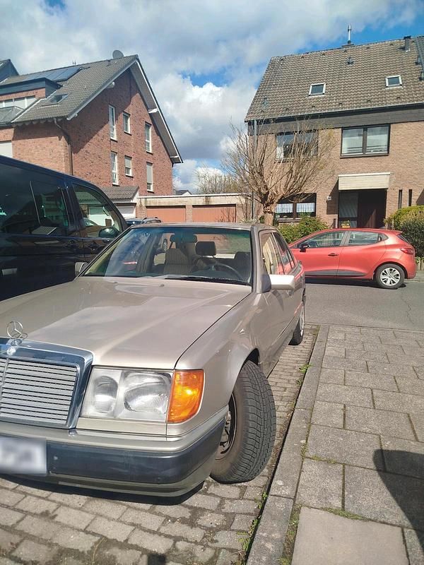 Gebraucht Mercedes E230 1990 Gold Limousine