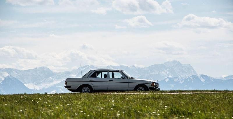 Gebraucht Mercedes E230 131 PS (96 kW) 1984 Weiß Limousine