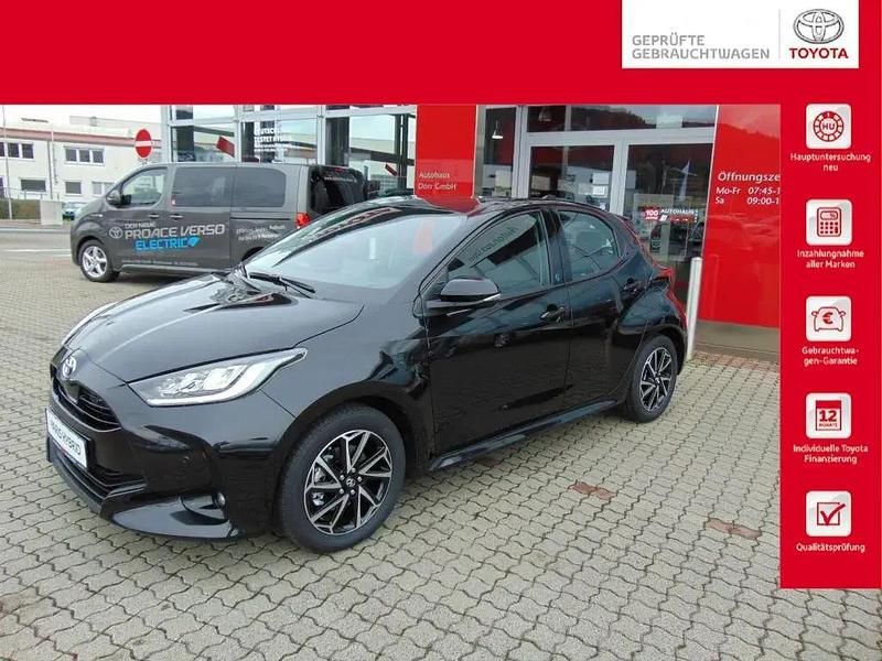 Schwarz metallic Gebraucht 2023 Toyota Yaris Hybrid Comfort Kleinwagen | 21.490 € (Fairer Preis) - Bild 1/4
