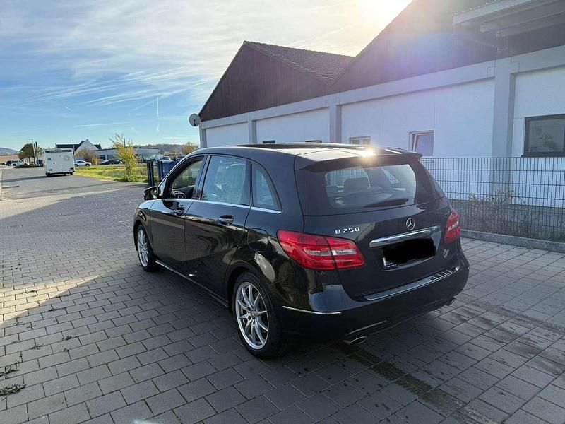 Gebraucht Mercedes B250 211 PS (155 kW) 2013 Kosmosschwarz Van / Kleinbus