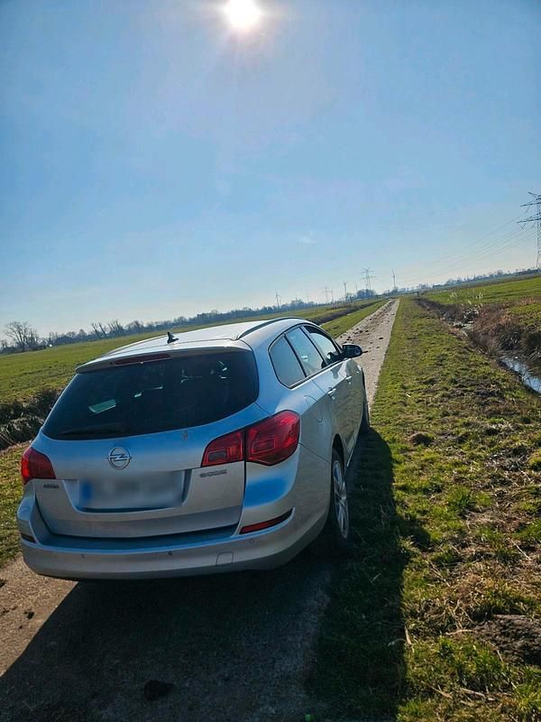 Gebraucht Opel Astra 116 PS (85 kW) 2011 Silber Limousine