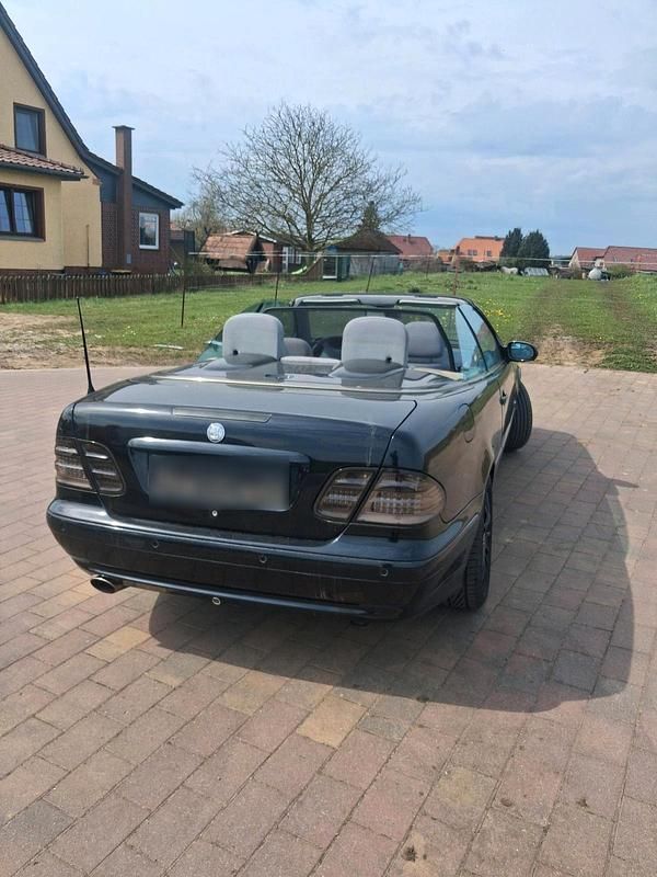Gebraucht Mercedes CLK230 193 PS (141 kW) 2000 Schwarz Cabrio