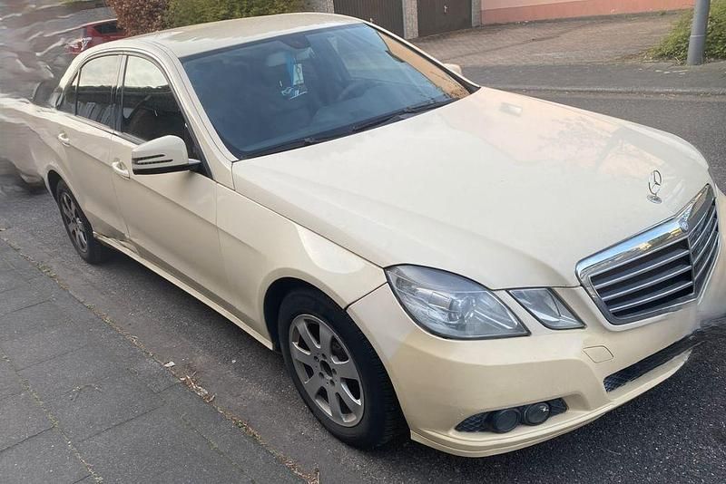 Gebraucht Mercedes E200 Elegance 136 PS (100 kW) 2011 Beige Limousine