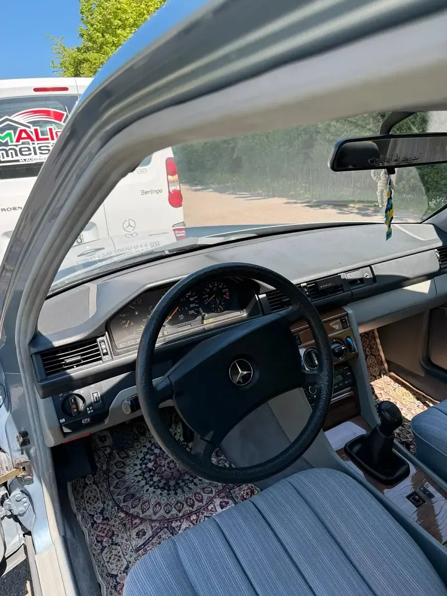 Używany Mercedes E230 132 KM (97 kW) 1987 Niebieski Sedan/Limuzyna