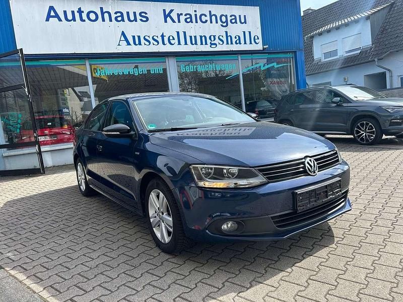 Gebraucht VW Jetta Match 105 PS (77 kW) 2012 Blau Limousine