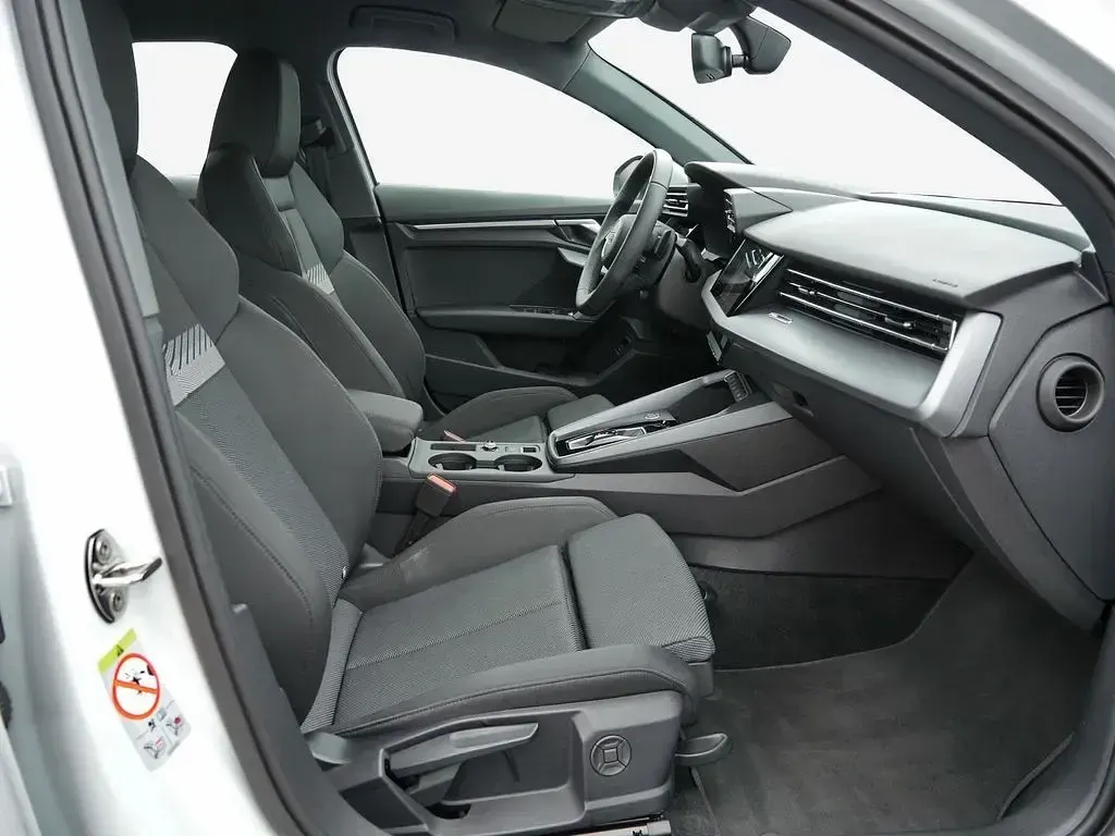 Gebraucht Audi A3 Advanced 150 PS (110 kW) 2025 Gletscherweiß metallic Limousine