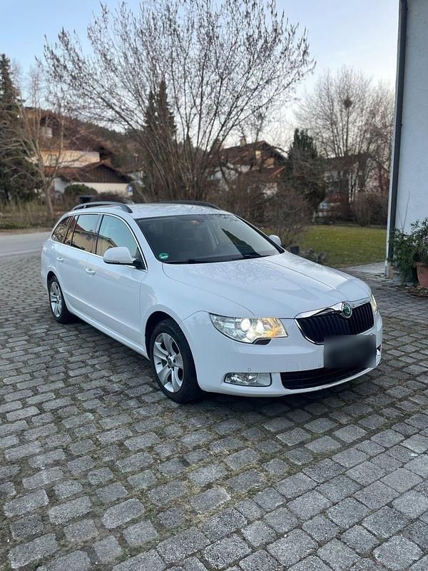 Gebraucht Skoda Superb Elegance 140 PS (102 kW) 2012 Weiß Kombi
