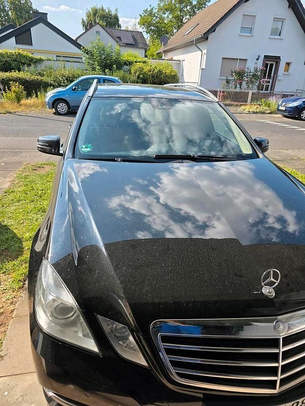 Schwarz Gebraucht 2012 Mercedes E220 Avantgarde Kombi | 5.200 € (Superpreis) - Bild 1/4