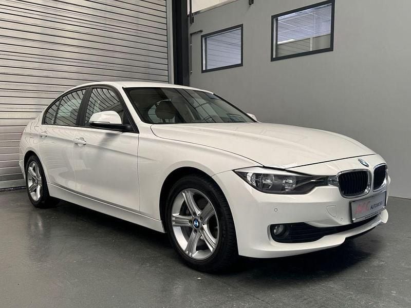 Weiß Gebraucht 2015 BMW 320 Limousine | 11.790 € (Guter Preis) - Bild 1/4