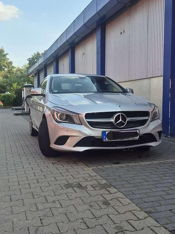 Silber Gebraucht 2014 Mercedes CLA180 Limousine | 13.900 € (Teuer) - Bild 1/4