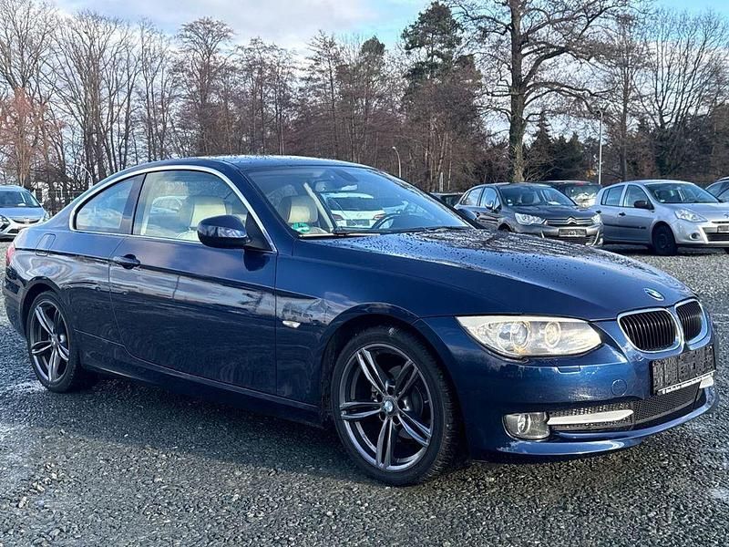 Blau Gebraucht 2010 BMW 320 Comfort Edition Coupé | 8.888 € (Fairer Preis) - Bild 1/4