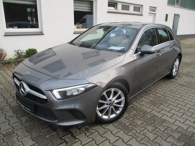 Grau Gebraucht 2021 Mercedes A180 Progressive Limousine | 18.850 € (Guter Preis) - Bild 1/4