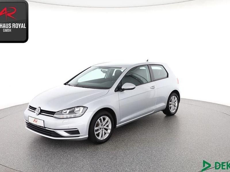 Silber (metallic) Gebraucht 2018 VW Golf VII Comfortline Limousine | 13.480 € (Guter Preis) - Bild 1/4