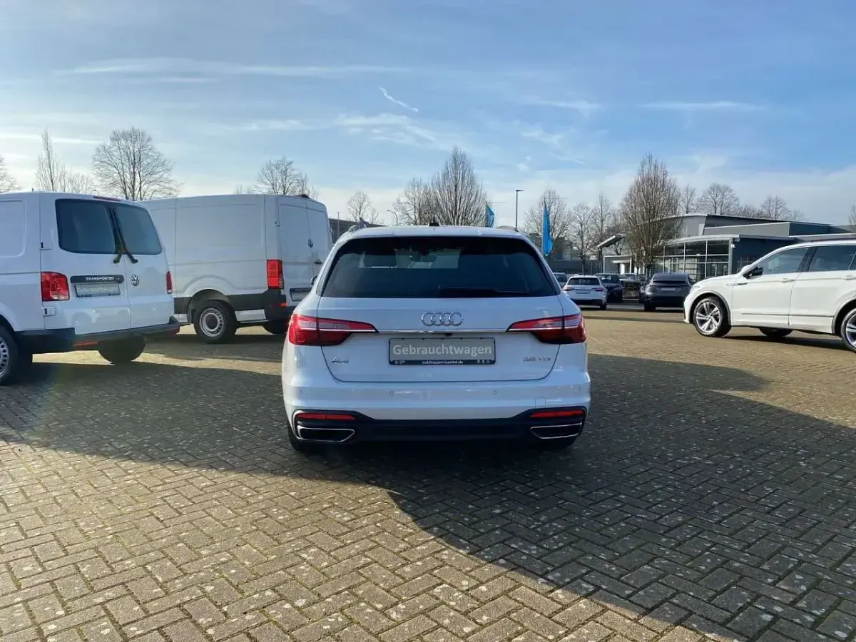Gebraucht Audi A4 Basis 163 PS (119 kW) 2022 Weiß Kombi