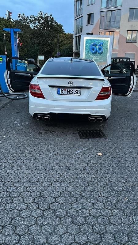Weiß Gebraucht 2011 Mercedes C220 AMG Coupé | 8.500 € (Fairer Preis) - Bild 1/4