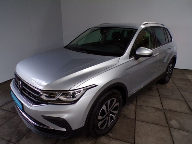 Gebraucht VW Tiguan Active 150 PS (110 kW) 2023 Silber SUV