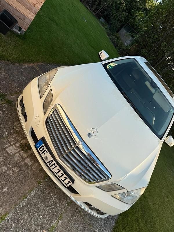 Weiß Gebraucht 2010 Mercedes E220 Limousine | 7.800 € (Superpreis) - Bild 1/4
