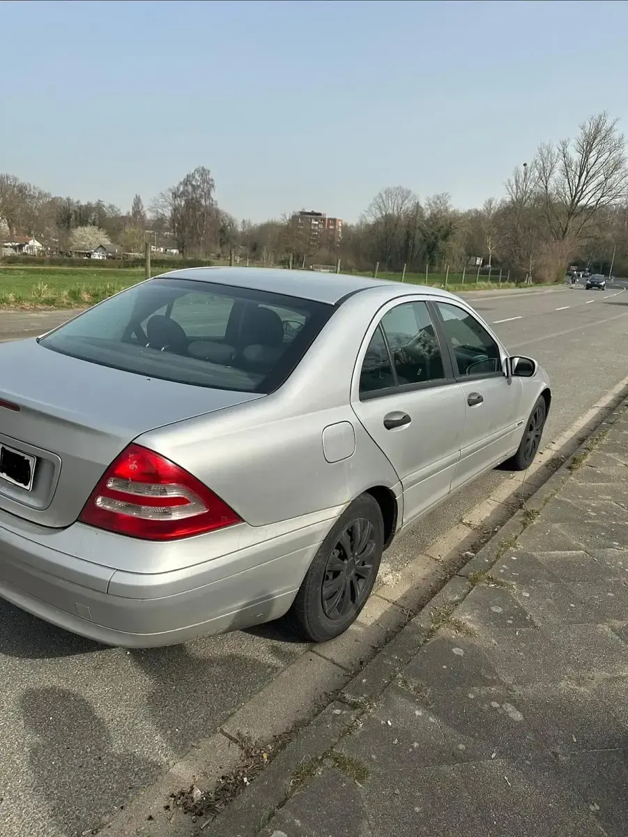 Gebraucht Mercedes C180 129 PS (94 kW) 2001 Silber Limousine