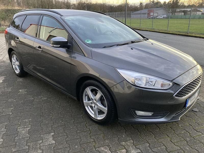 Grau Gebraucht 2015 Ford Focus S Limousine | 6.500 € (Superpreis) - Bild 1/4