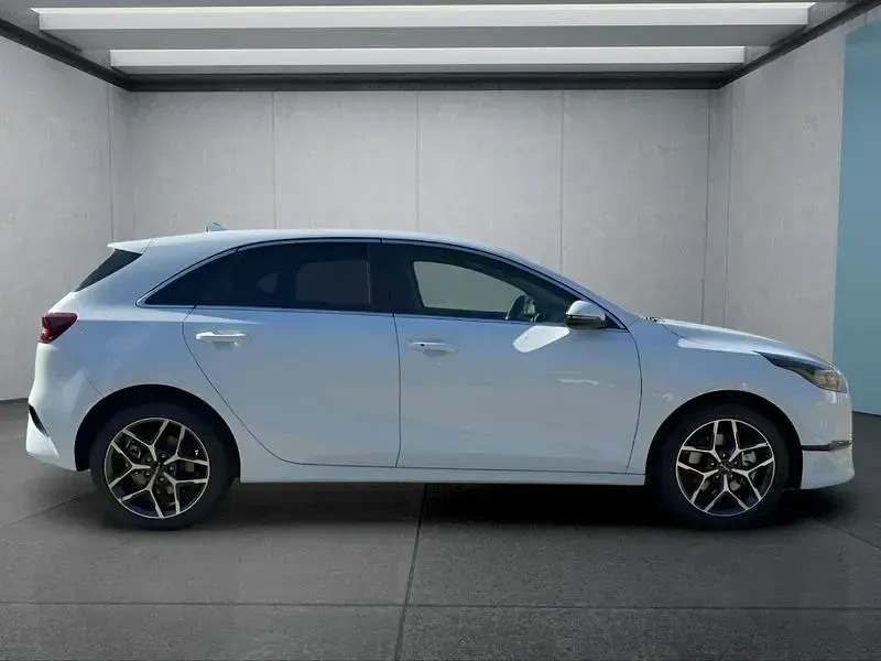 Neu Kia Ceed 140 PS (102 kW) 2026 Weiß Kleinwagen